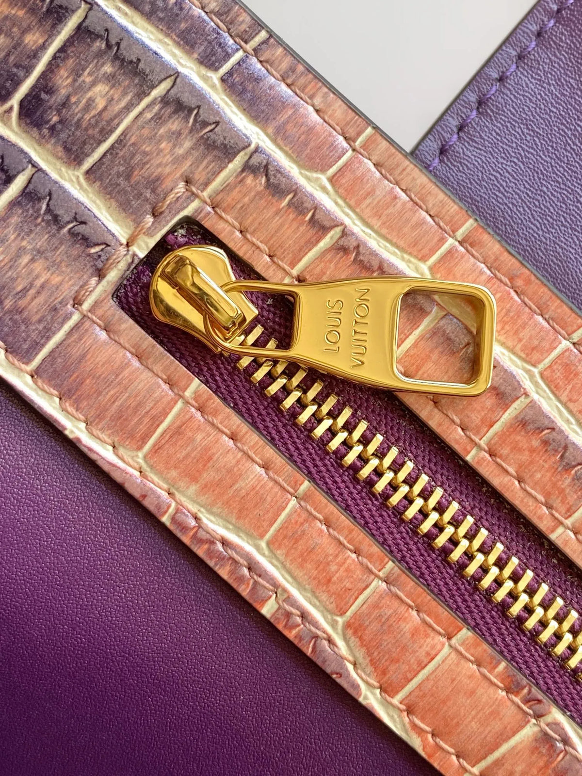 Amber 10.6 in Handbag M92173