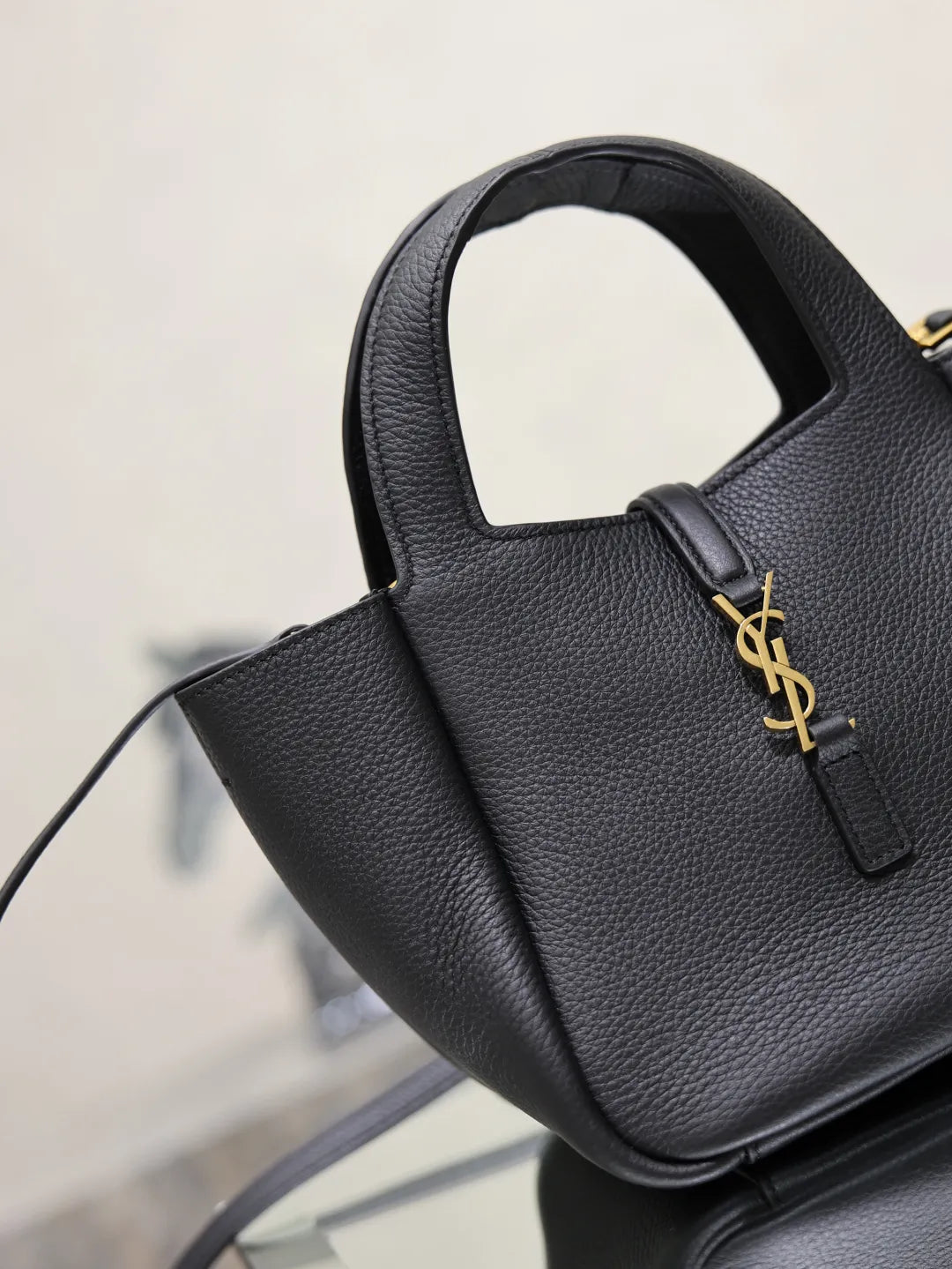 Bea 7.1 in Leather Tote Bag 872469