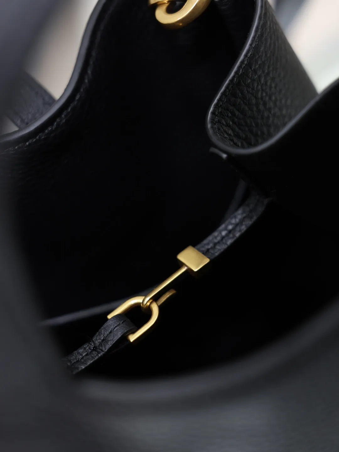 Bea 7.1 in Leather Tote Bag 872469