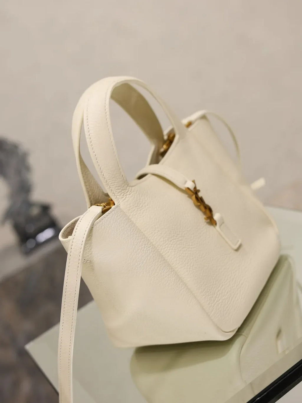 Bea Small 7.1 in Leather Tote Bag 872469