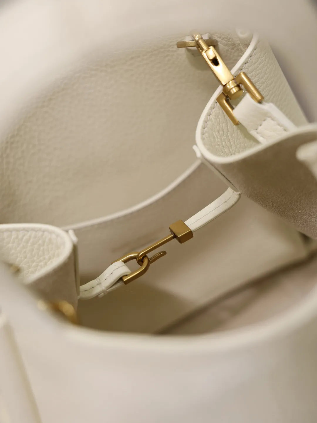 Bea Small 7.1 in Leather Tote Bag 872469