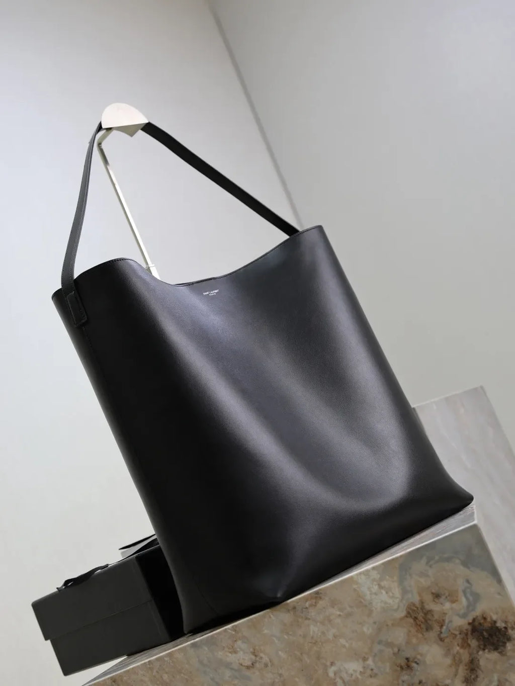 Bold 14.6 in Hobo Bag 819623