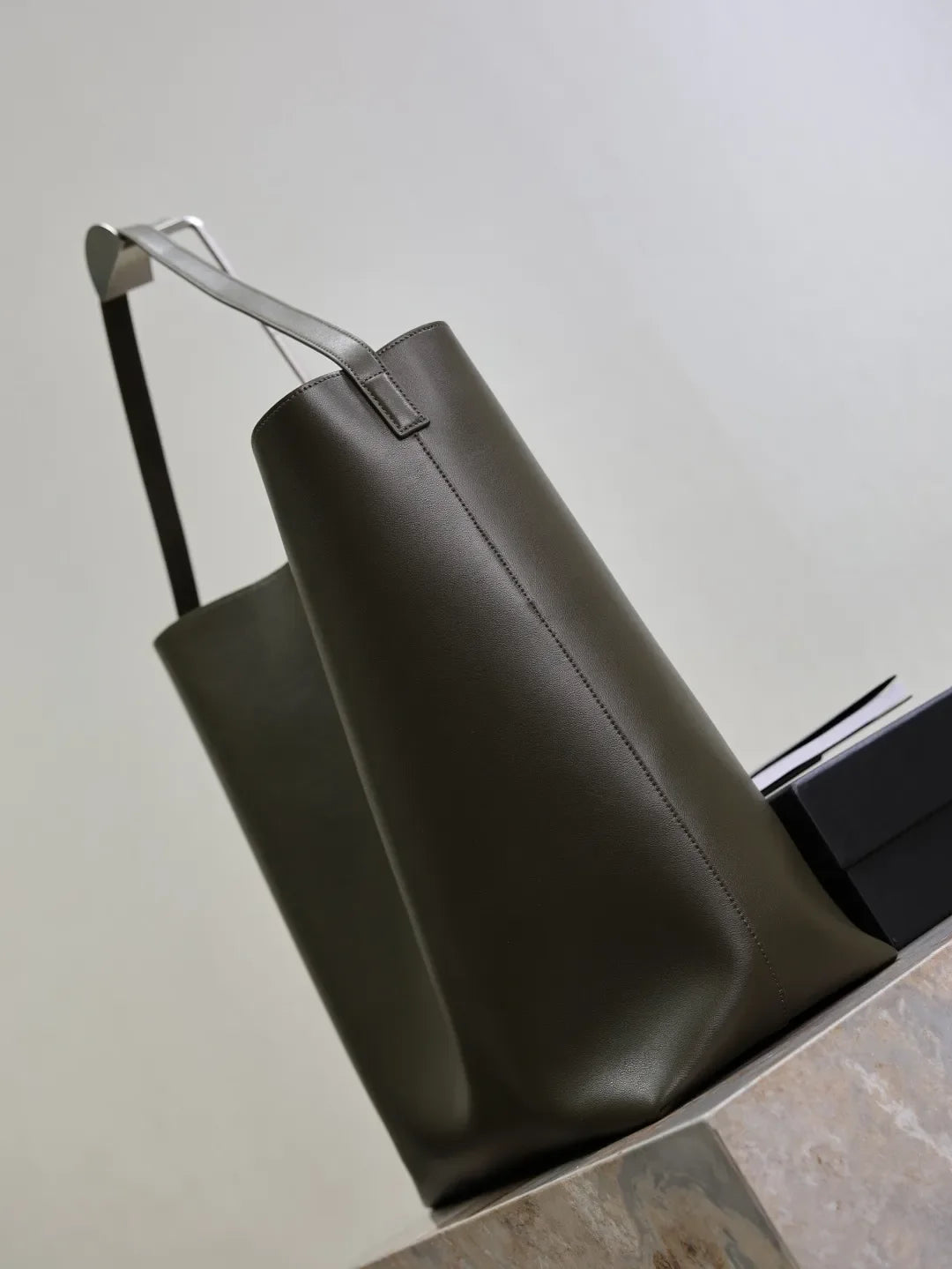 Bold 14.6 in Hobo Bag 819623