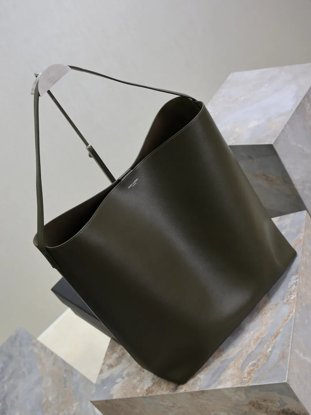 Bold 14.6 in Hobo Bag 819623