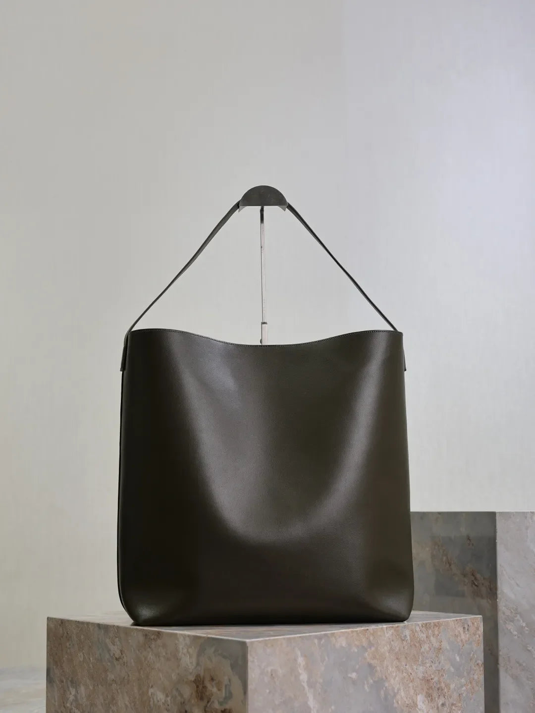 Bold 14.6 in Hobo Bag 819623