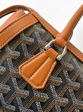 BONBONNIERE Trapezoidal Shoulder Bag Leather 8039