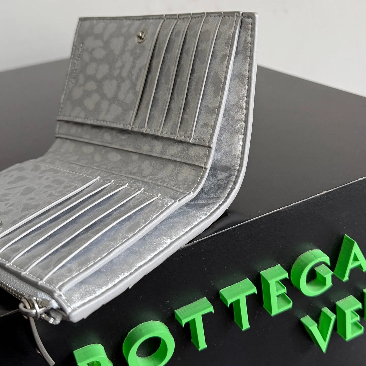 BOTT Women's Bott V Leather Wallet