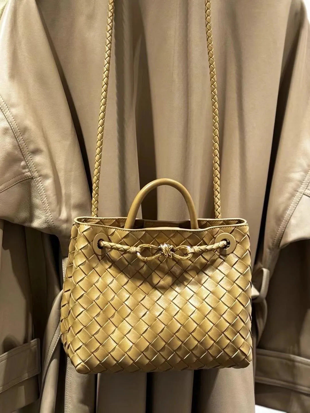 Bottega Veneta Woven Handbag 739107