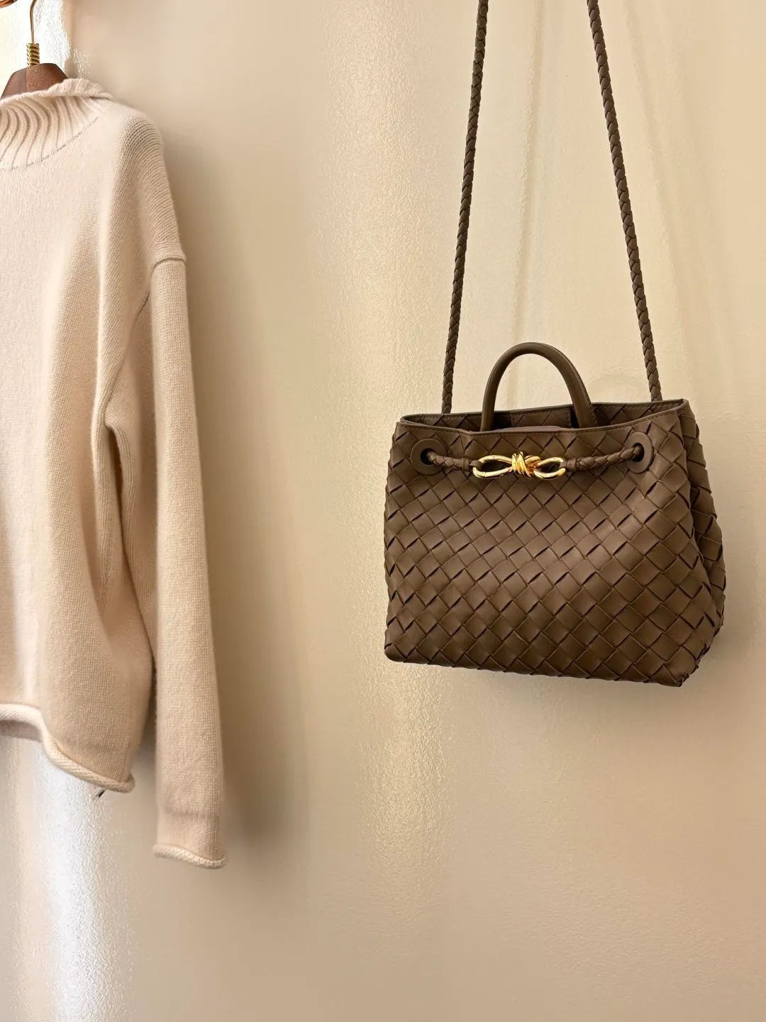 Bottega Veneta Woven Handbag 739107