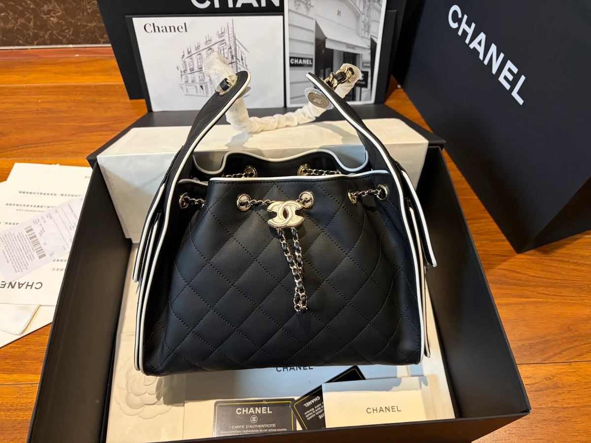 25 Black and White Handbag 805637