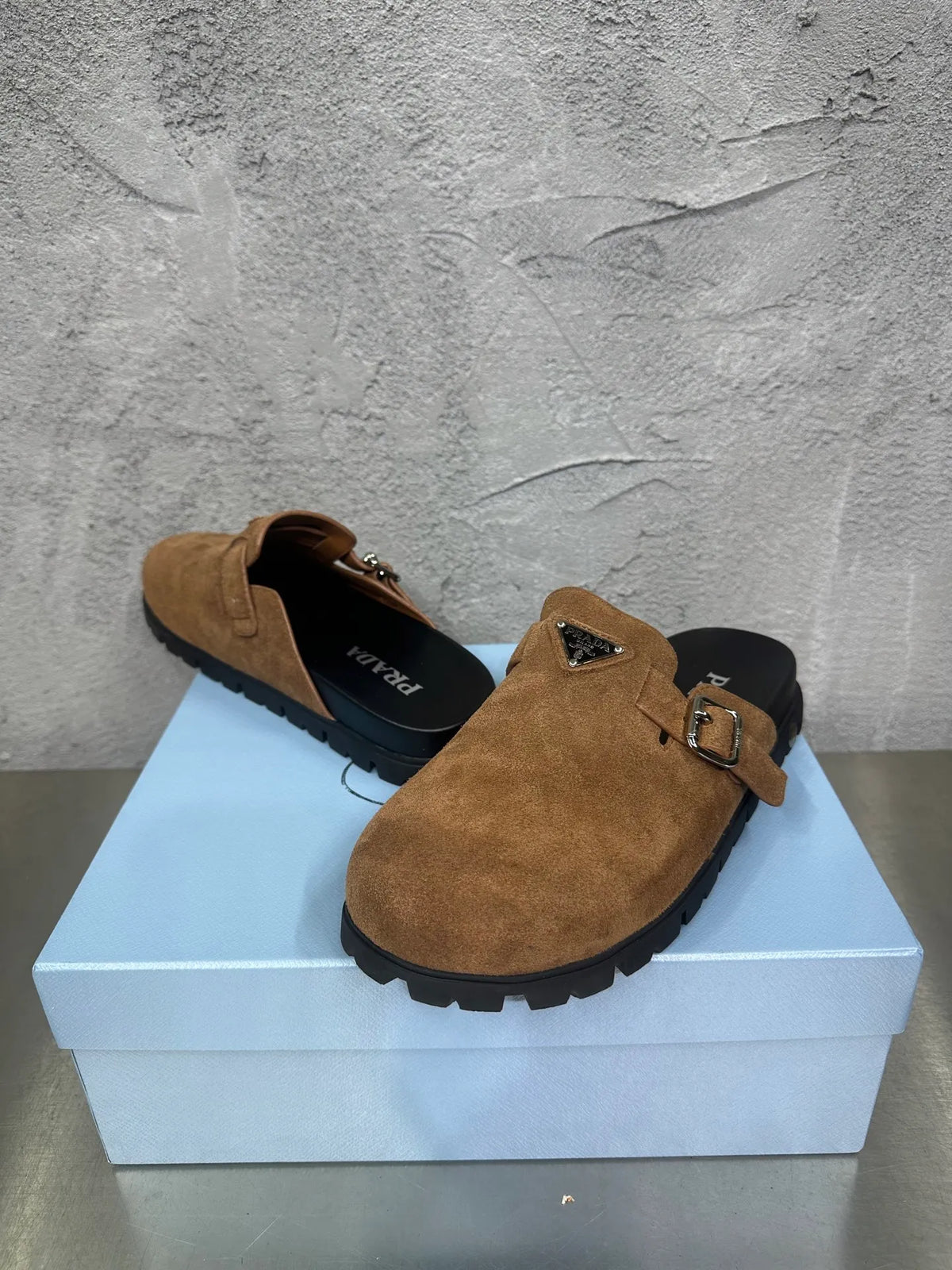 Cowhide Leather Slippers 833587