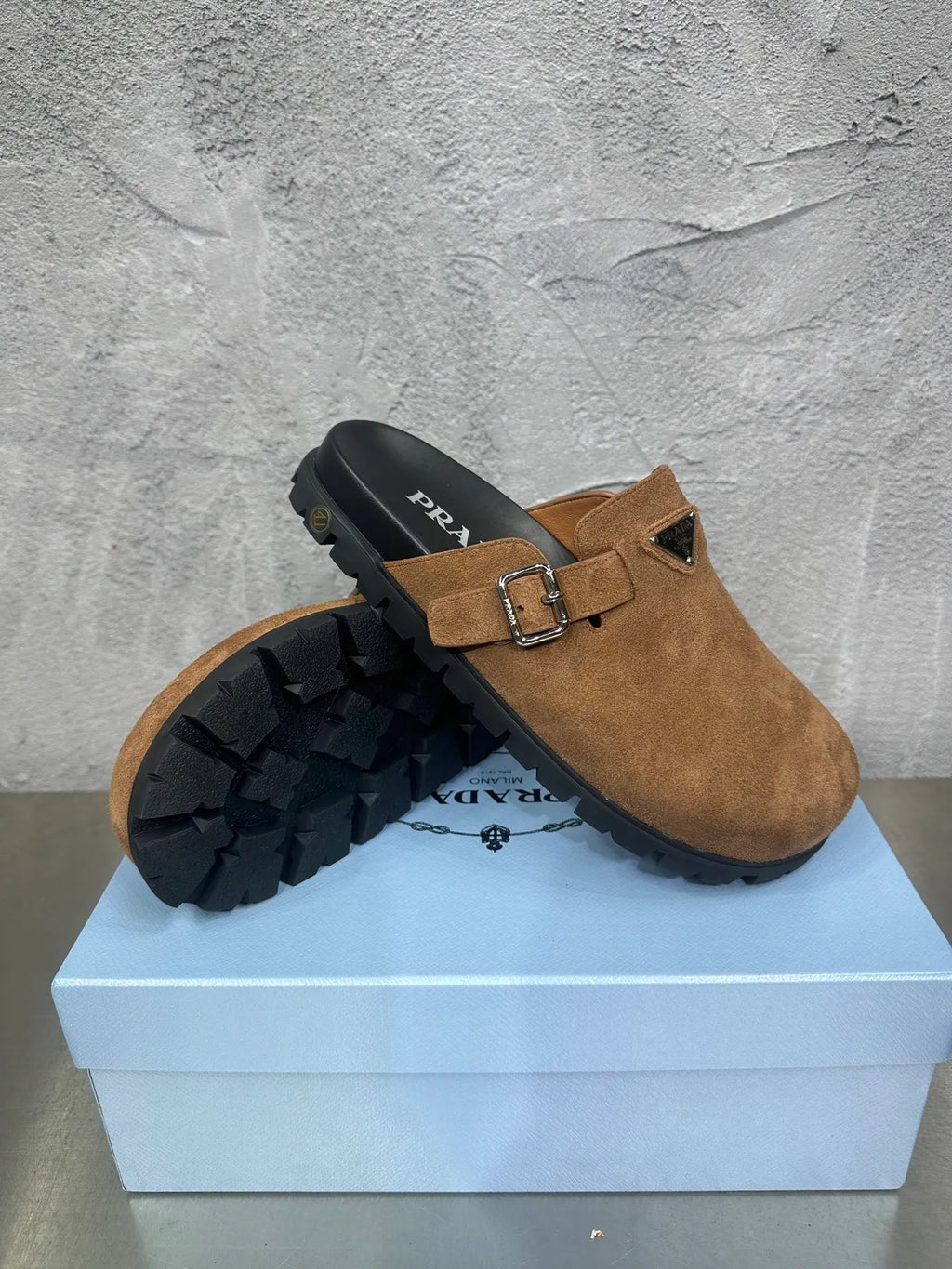 Cowhide Leather Slippers 833587