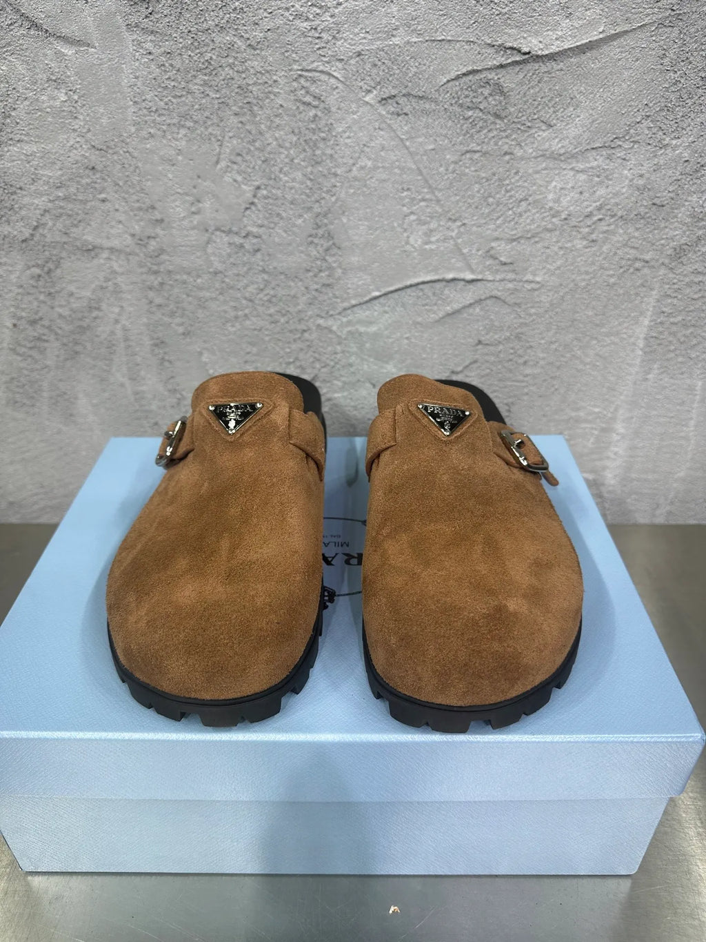 Cowhide Leather Slippers 833587
