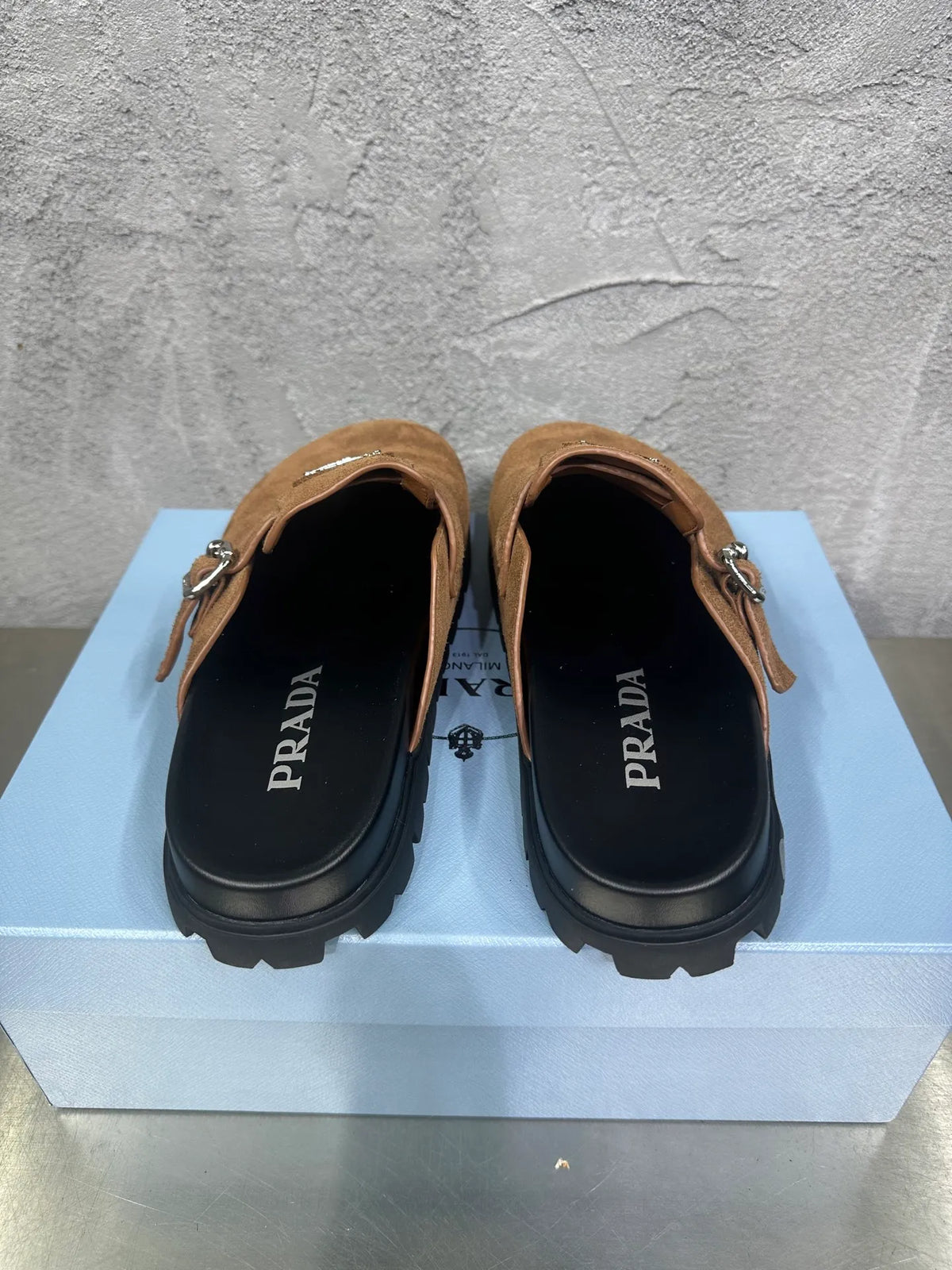 Cowhide Leather Slippers 833587