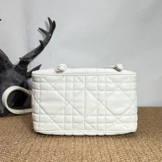 D-Motion 9.1 in Cannage Sheepskin Bucket Bag 2852