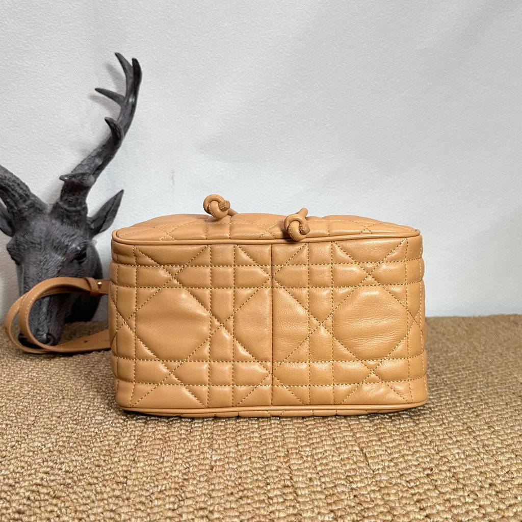 D-Motion 9.1 in Sheepskin Handbag 2852 Large Apricot