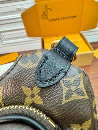Diamond Pattern Leather 11.4 in Handbag M14806