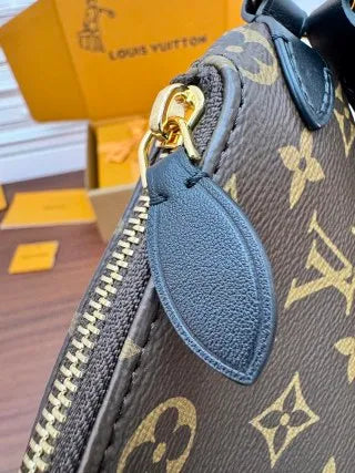 Diamond Pattern Leather 11.4 in Handbag M14806
