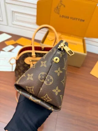 Diamond Pattern Leather Bag M15208