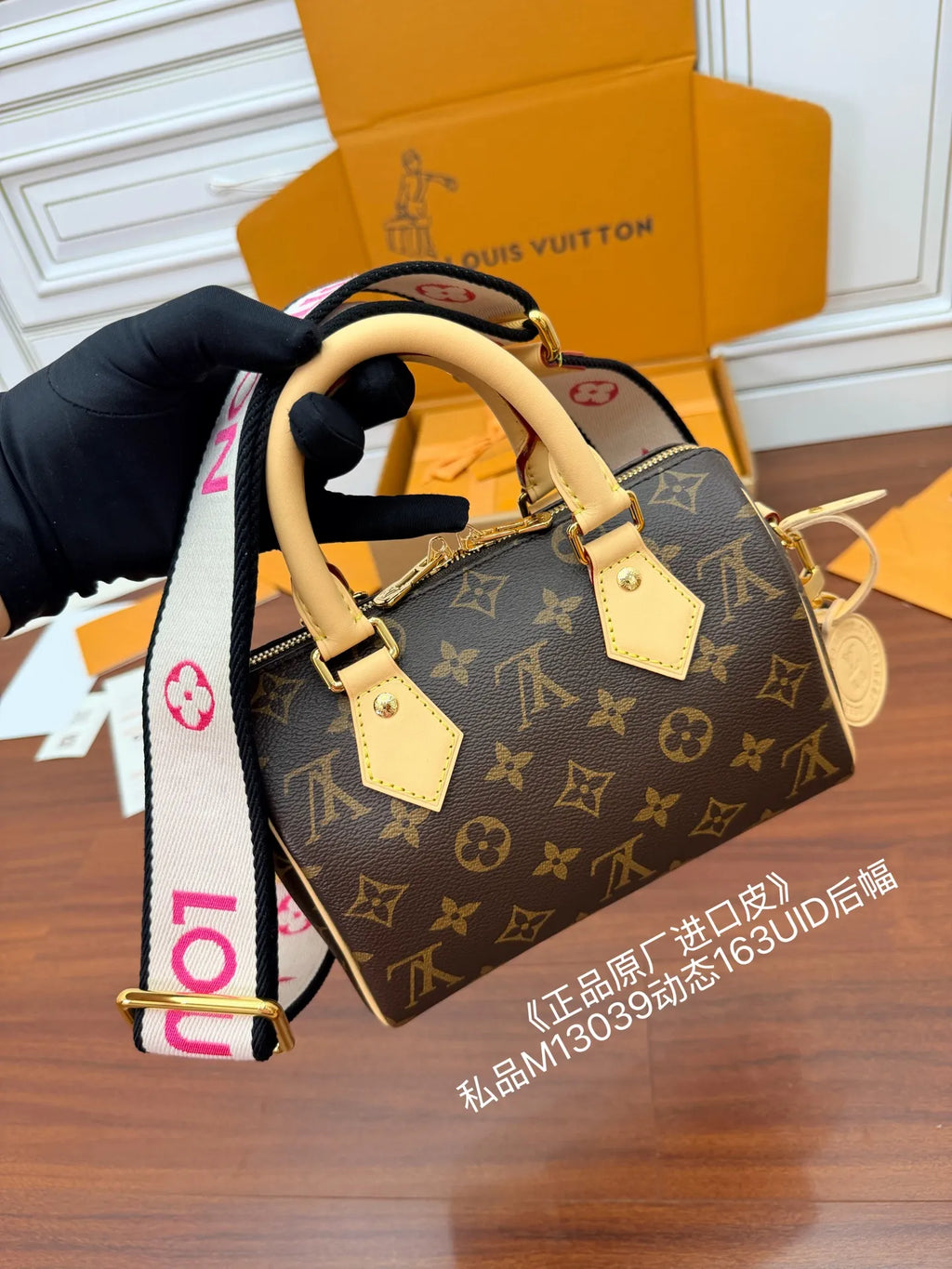 Diamond-Pattern Leather Handbag Crossbody Bag M13039 135639