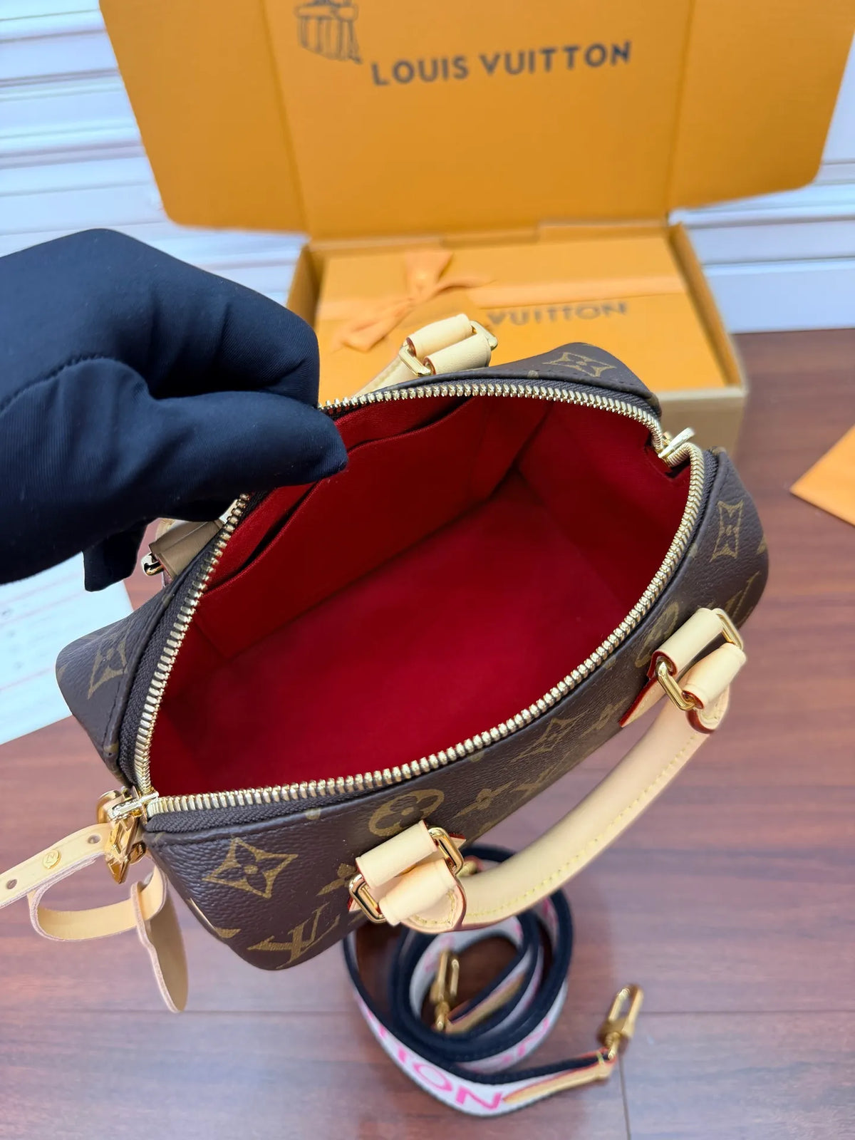 Diamond-Pattern Leather Handbag Crossbody Bag M13039 135639
