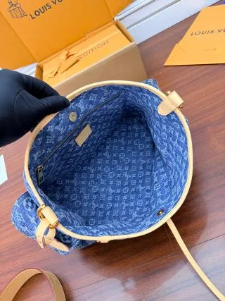 Diamond Pattern Leather Tote Handbag M28287 135592