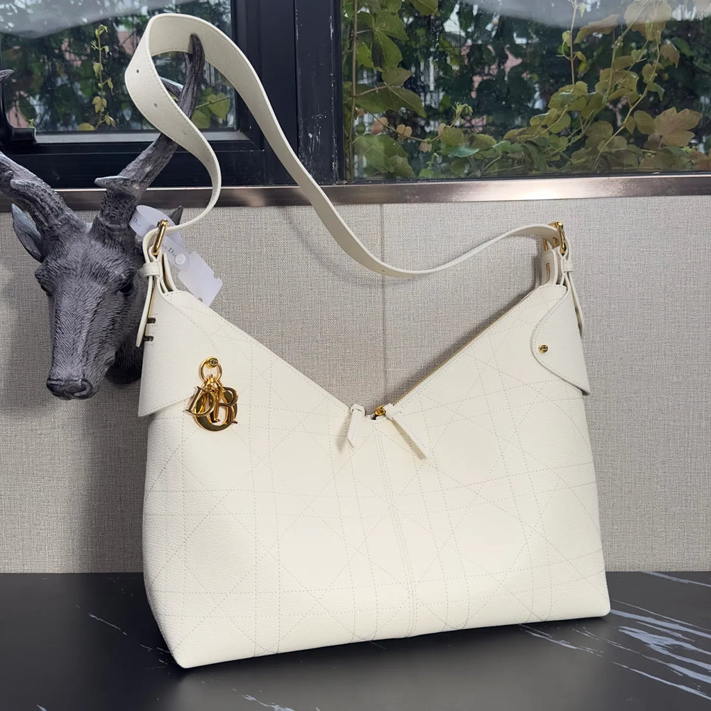 Voyage 13.4 in Leather Handbag 2847