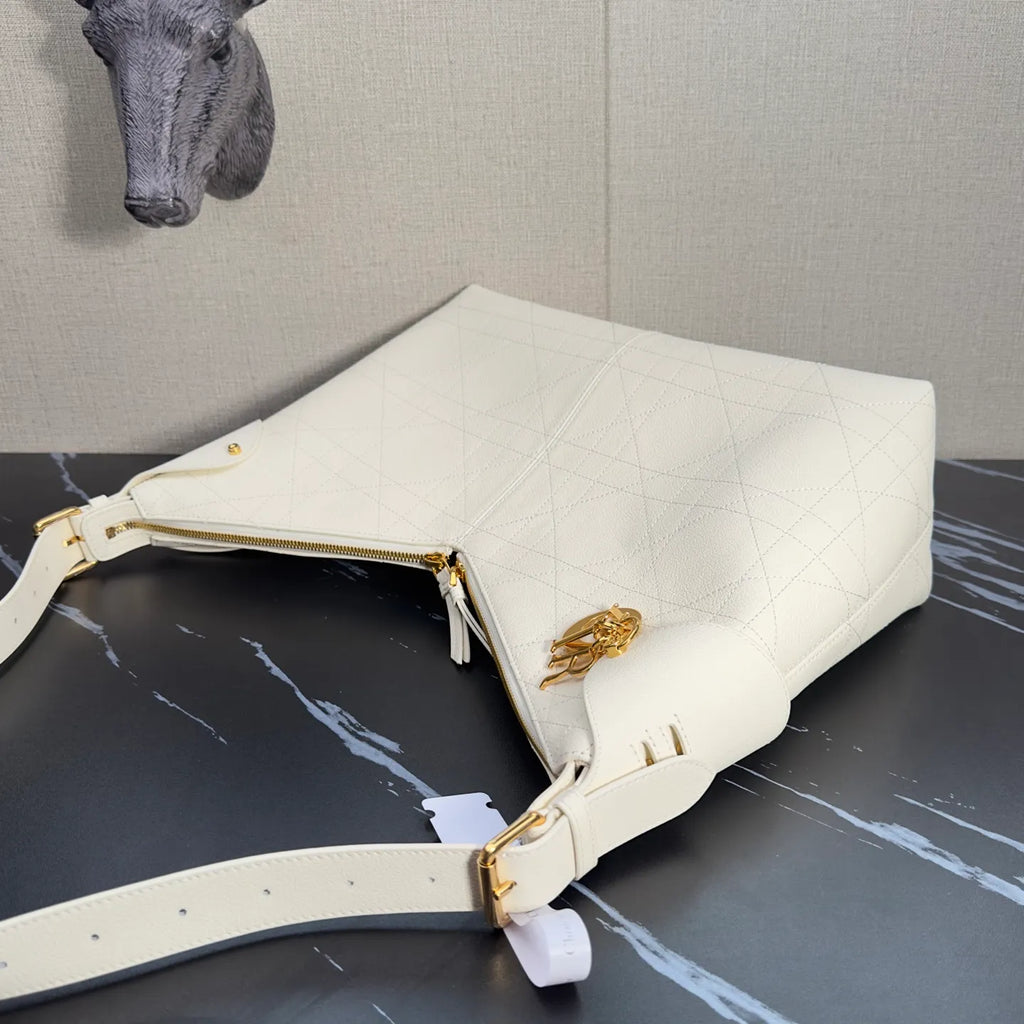 Voyage 13.4 in Leather Handbag 2847