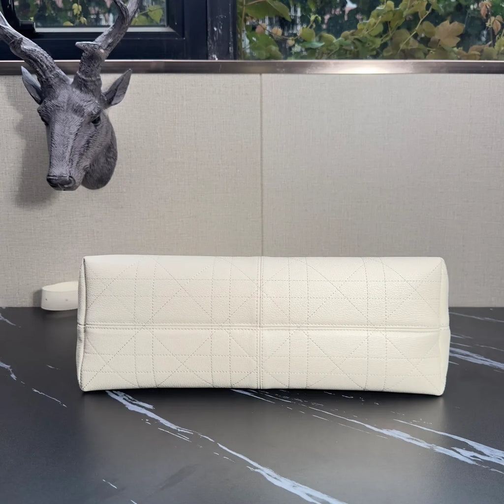 Voyage 13.4 in Leather Handbag 2847