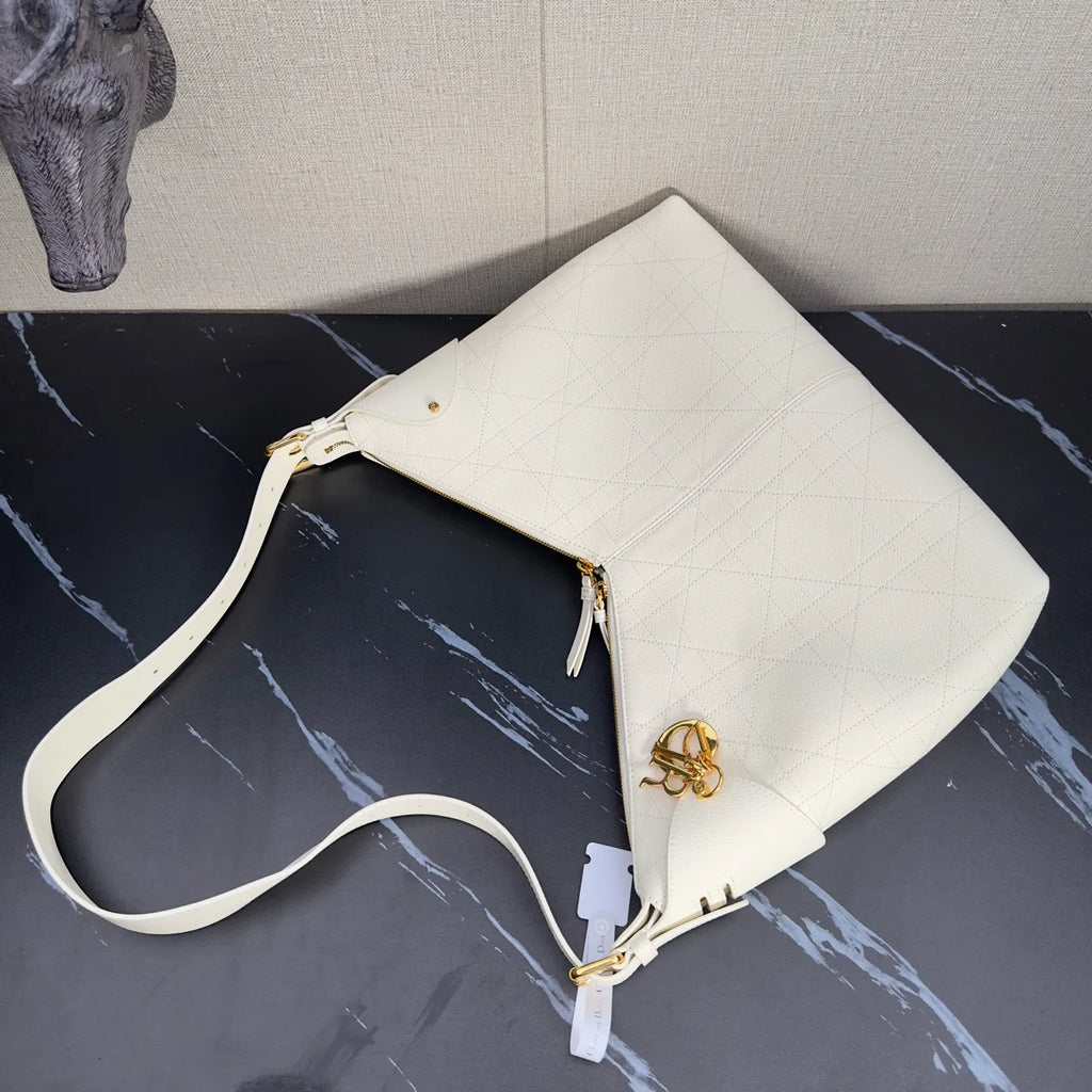 Voyage 13.4 in Leather Handbag 2847