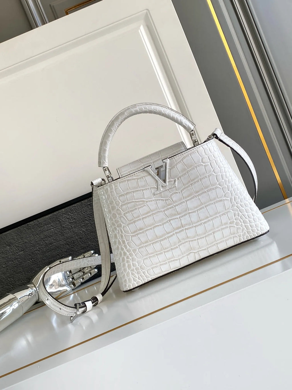 Dynamic Chip 10.6 in Sand Leather Handbag M92173