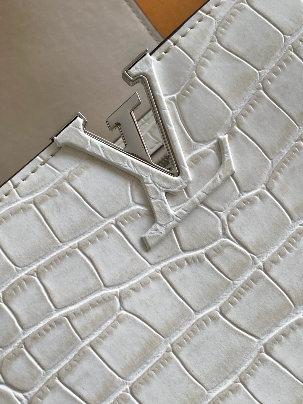 Dynamic Chip 10.6 in Sand Leather Handbag M92173