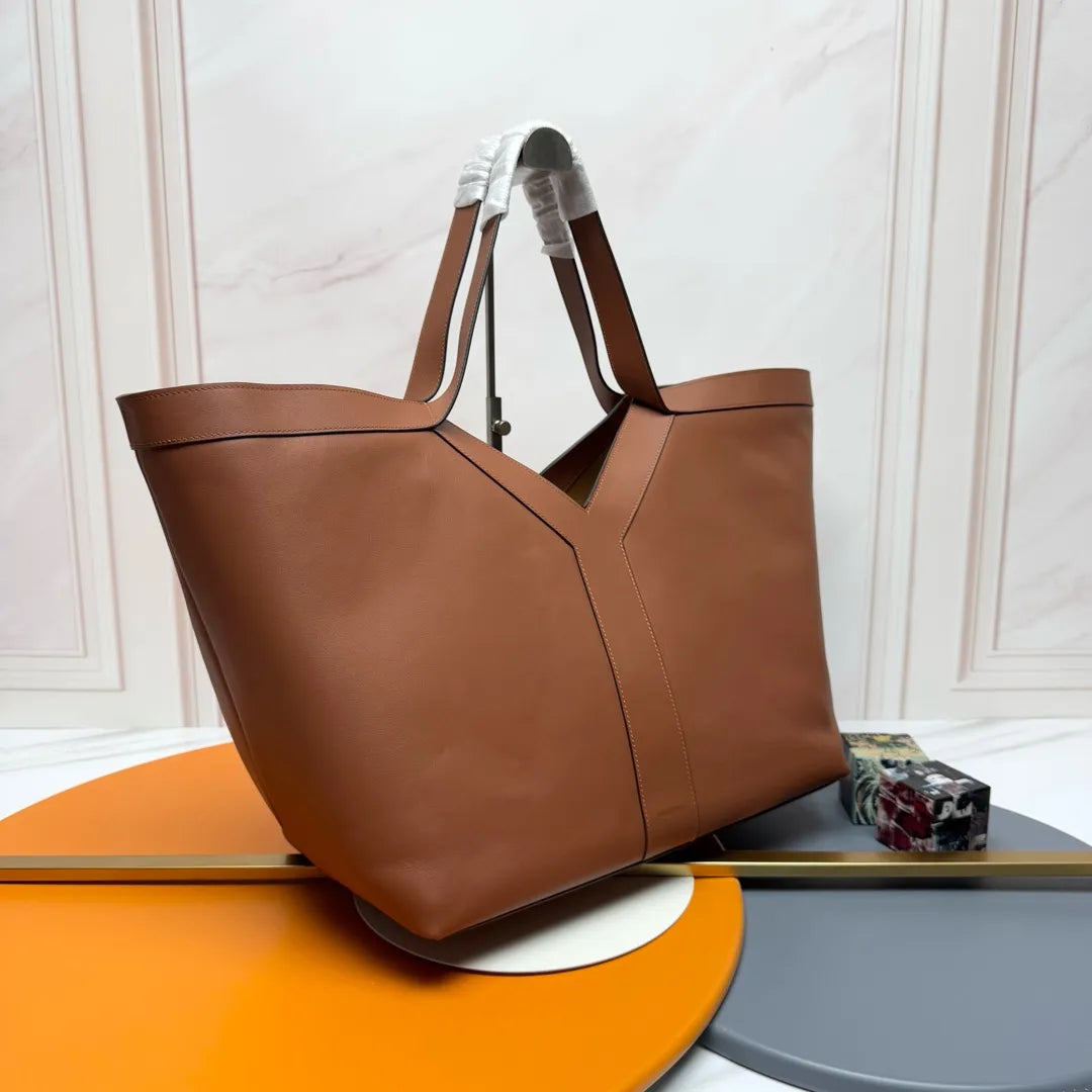 Fine-Grain Leather 15.4 in Tote Bag 817602