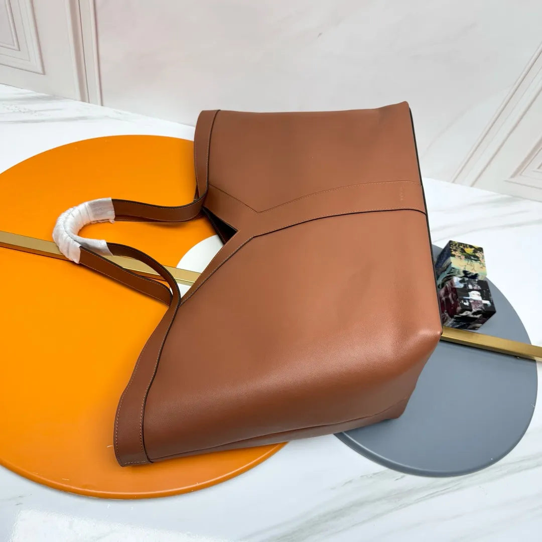 Fine-Grain Leather 15.4 in Tote Bag 817602