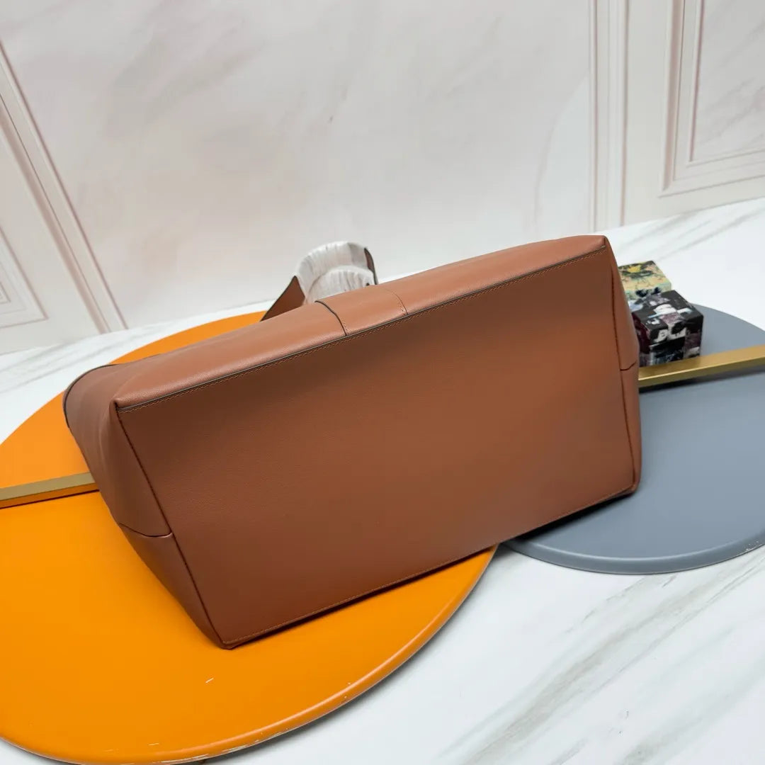 Fine-Grain Leather 15.4 in Tote Bag 817602