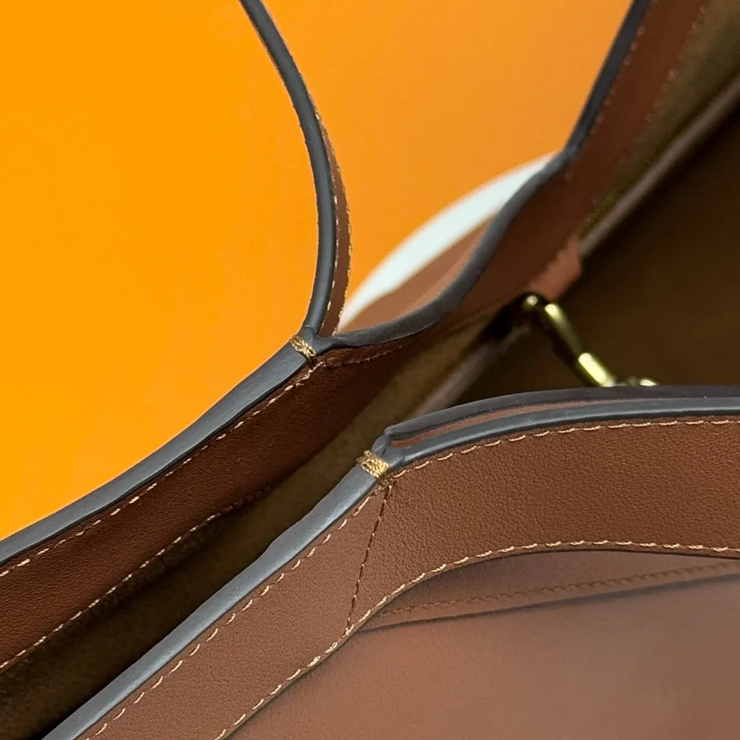 Fine-Grain Leather 15.4 in Tote Bag 817602
