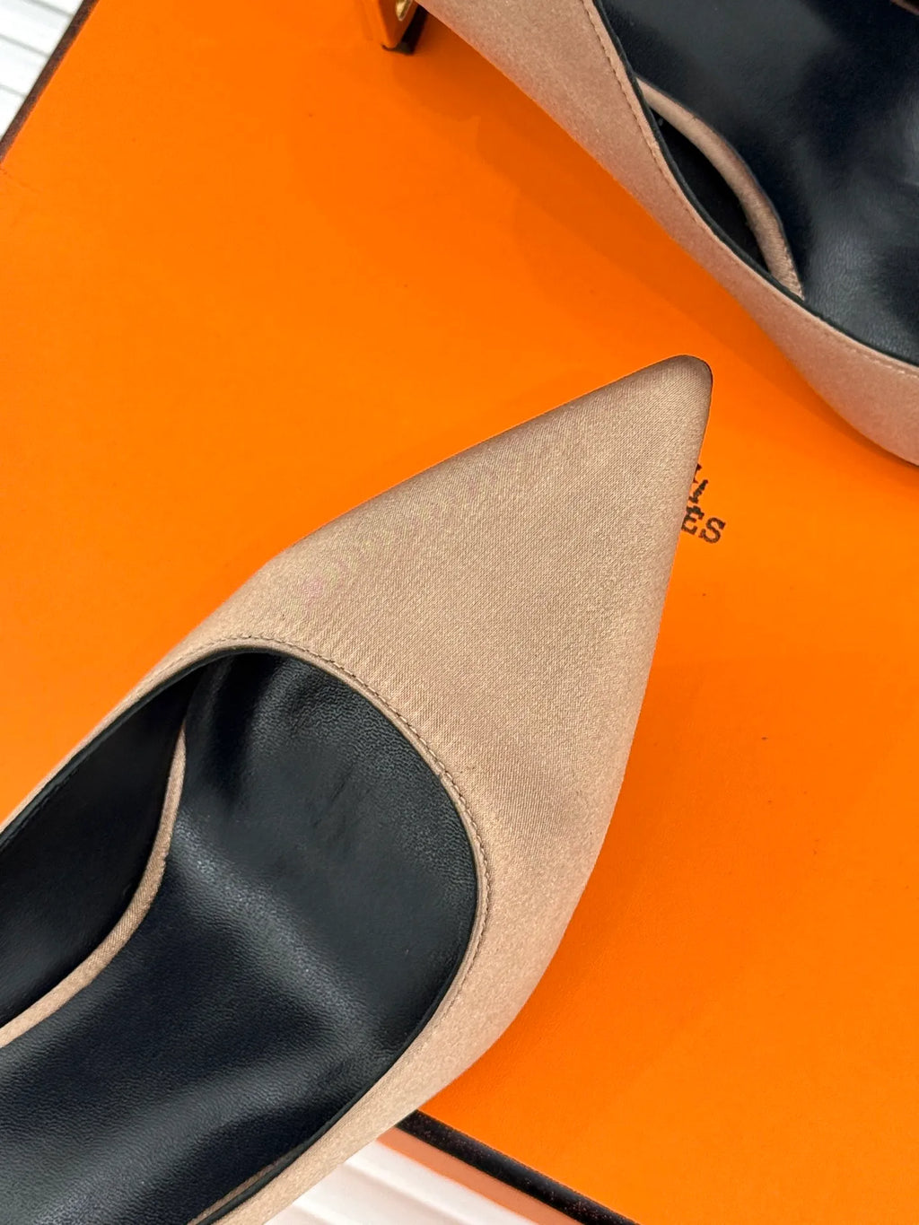 Hermès Women's Chain Heel Pointed Toe Pumps 26WF