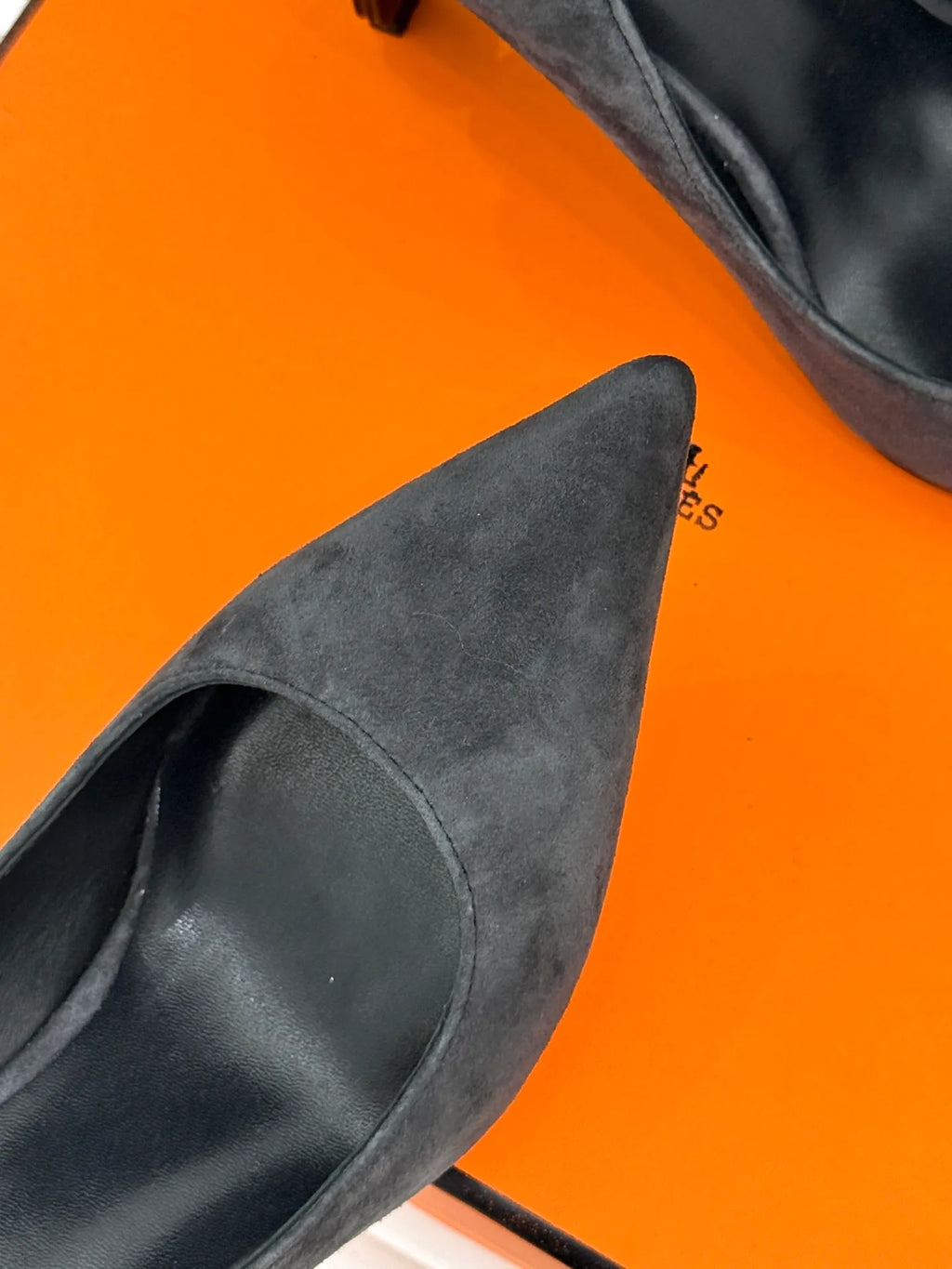 Hermès Women's Chain Heel Pointed Toe Pumps 26WF