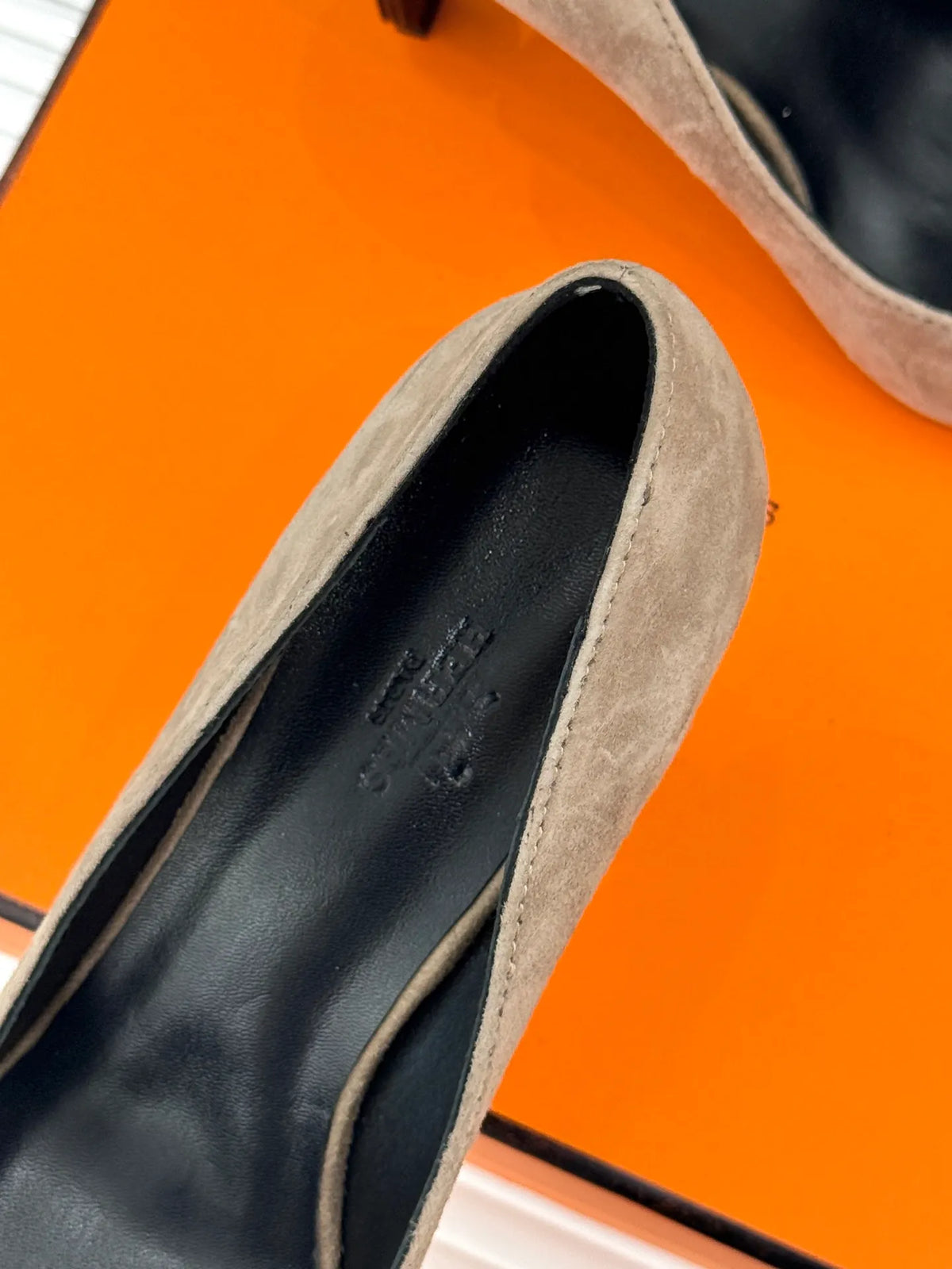 Hermès Women's Chain Heel Pointed Toe Pumps 26WF