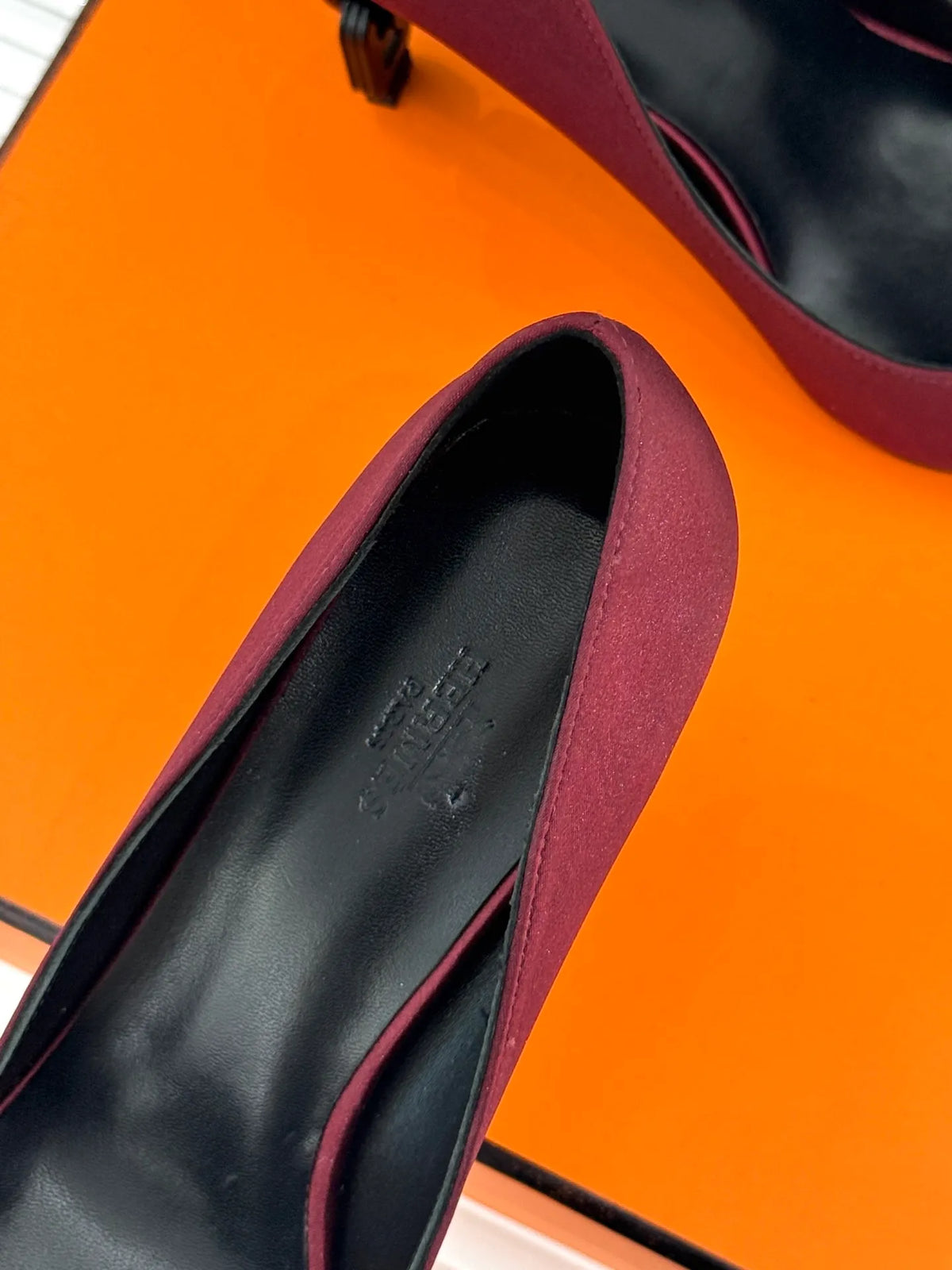 Hermès Women's Chain Heel Pointed Toe Pumps 26WF