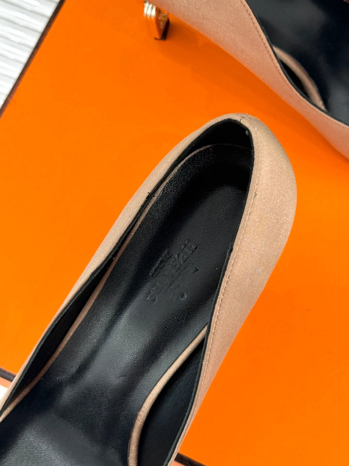 Hermès Women's Chain Heel Pointed Toe Pumps 26WF