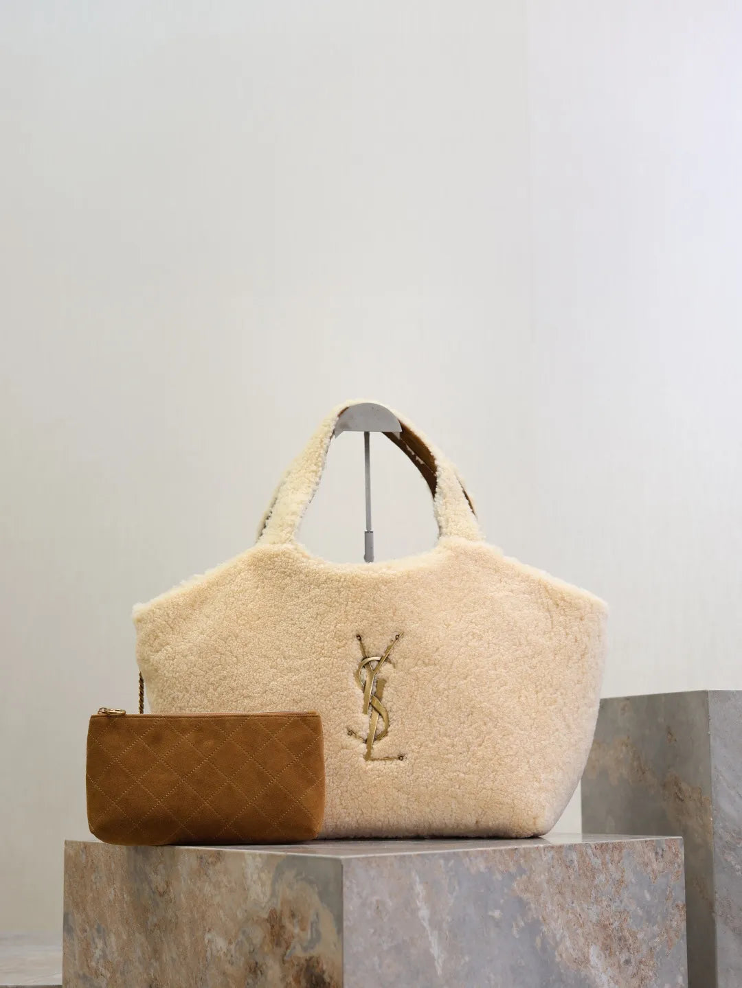 Icare Shearling 12.2 in Tote Bag 858191