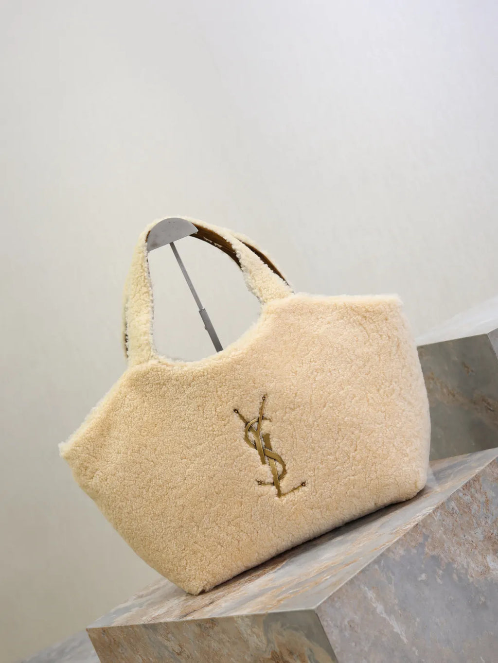 Icare Shearling 12.2 in Tote Bag 858191