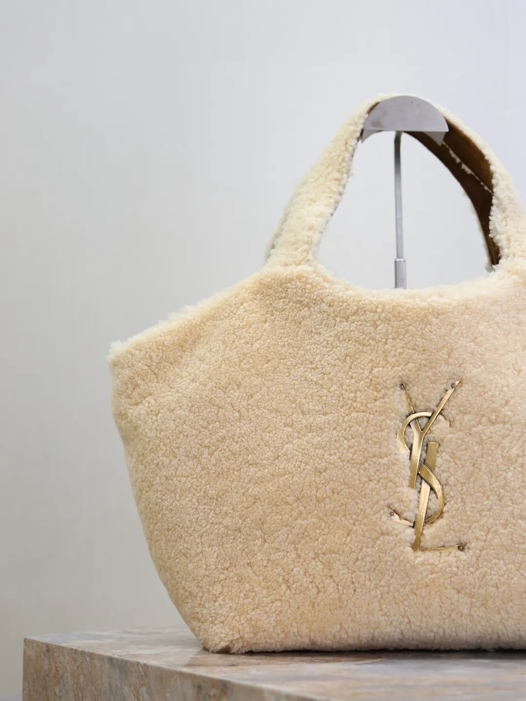 Icare Shearling 12.2 in Tote Bag 858191