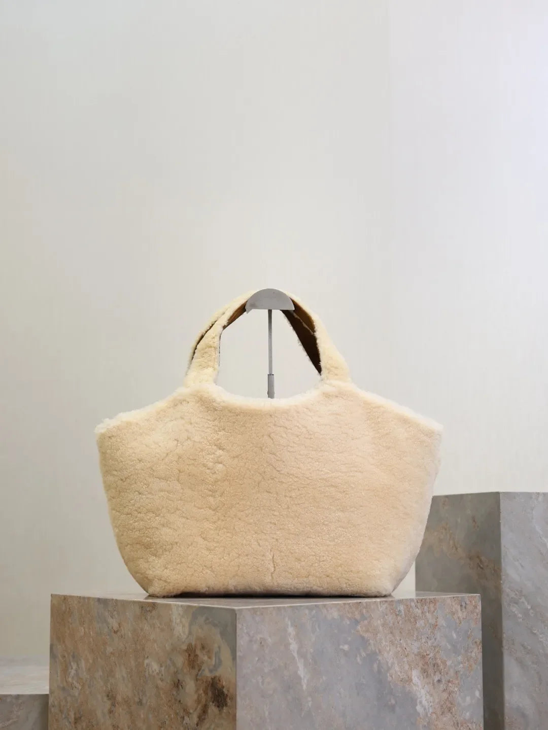 Icare Shearling 12.2 in Tote Bag 858191