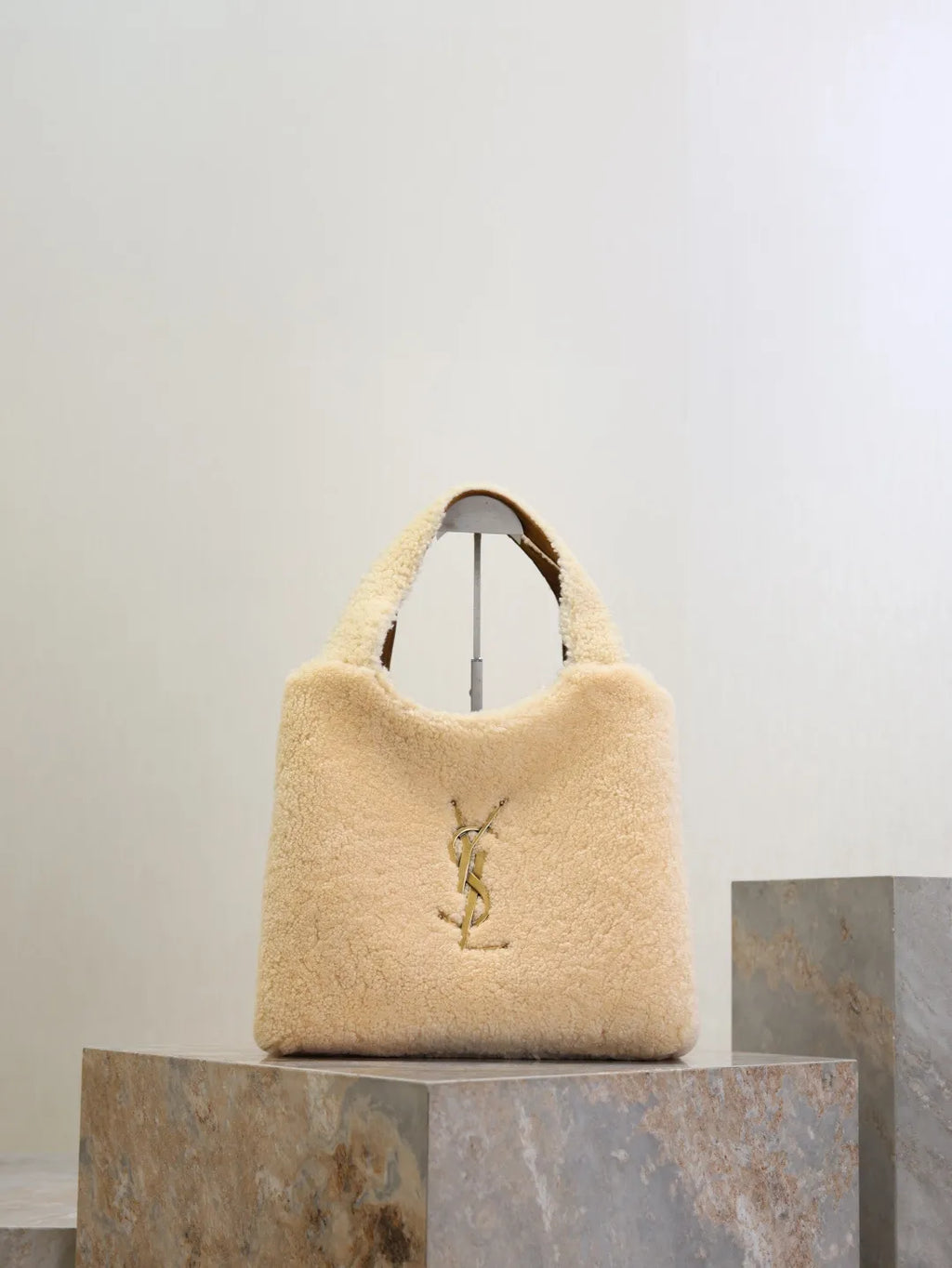Icare Shearling 12.2 in Tote Bag 858191