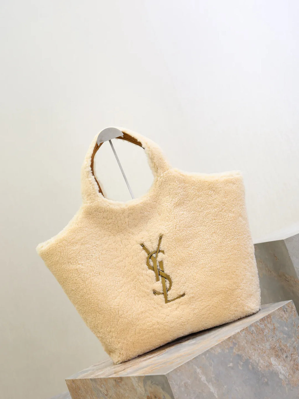 Icare Shearling 18.5 in Tote Bag 698651