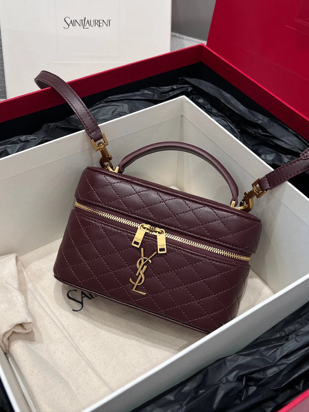 KONE ROUNT ROUNT Lambskin Shoulder Strap Clutch Bag Cabernet Sauvignon Red