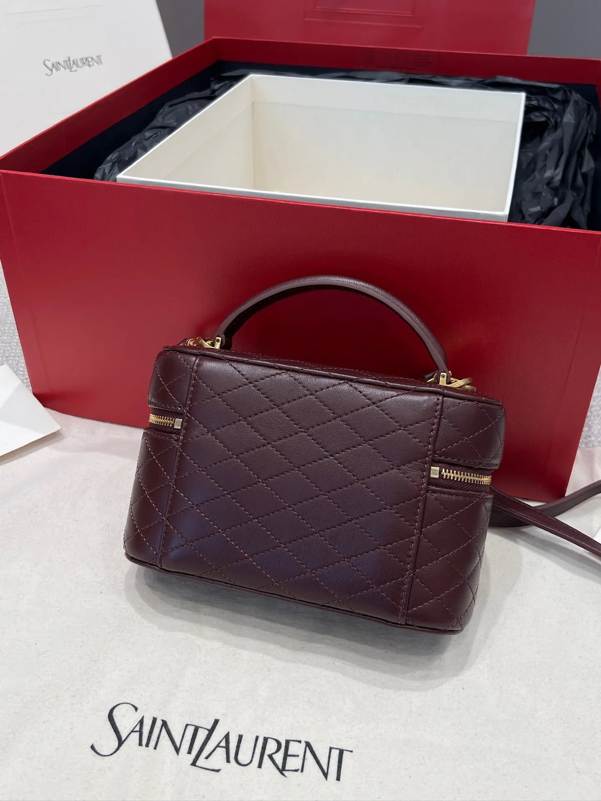 KONE ROUNT ROUNT Lambskin Shoulder Strap Clutch Bag Cabernet Sauvignon Red