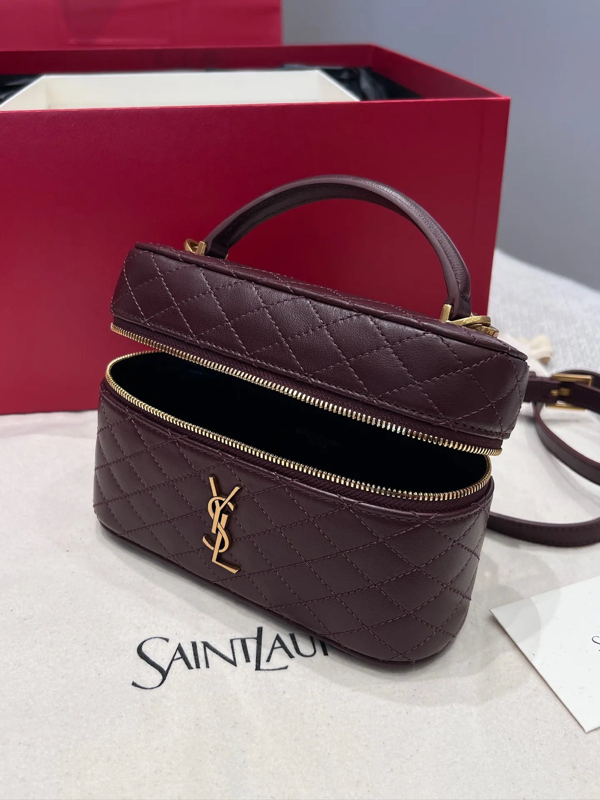 KONE ROUNT ROUNT Lambskin Shoulder Strap Clutch Bag Cabernet Sauvignon Red